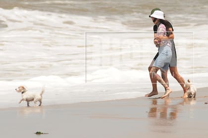 Candelaria Tinelli y Coti Sorokin, acompañados por los dos Jack Russell de ella, Linda y Jesús.