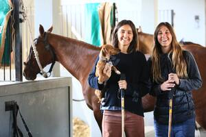 Hermanas con una pasión heredada: las chicas superpoderosas que combinan caballos con libros y universidad