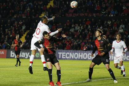 Candia supera en el salto a Acevedo en un ataque de Huracán
