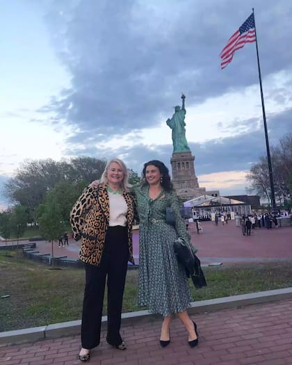 Candice Bergen y su hija Chloe Malle frente a la Estatua de la Libertad (Instagram/@chloemalle)