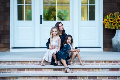 Candice con sus hijas, con quienes también solía posar en redes sociales