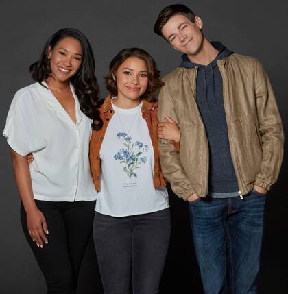 Candice Patton, Grant Gustin y Jessica Parker Kennedy forman una familia diferente en Flash