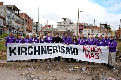 Candidatos uniformados en la campaña libertaria del 2025