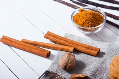 La canela, símbolo de abundancia y protección, es un elemento clave en este ritual para potenciar la energía positiva (Foto archivo)