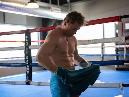 Canelo Álvarez busca derribar a su oponente antes de las doce rondas