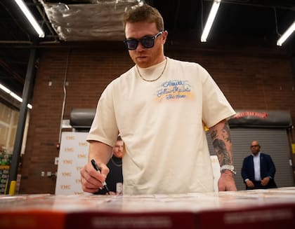 "Canelo" Álvarez durante una firma de autógrafos previo a su pelea contra Crawford (Instagram @canelo)