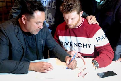 Una sociedad ahora en problemas: el promotor Oscar de la Hoya y "Canelo" Álvarez.