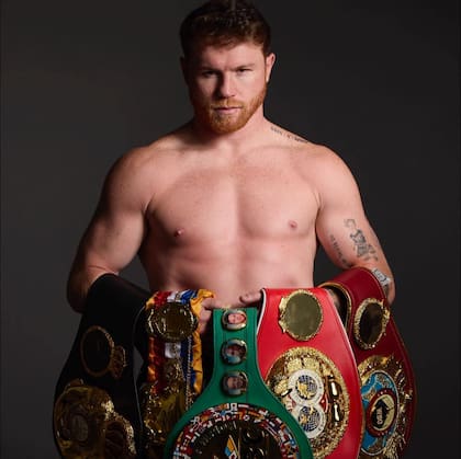 Canelo Álvarez expuso sus títulos ante el estadounidense