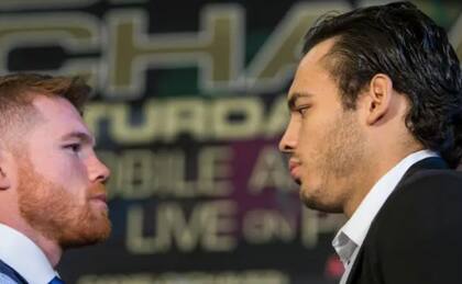 Canelo Álvarez (izq) y Julio César Chávez, Jr., durante una conferencia de prensa para promocionar su pelea en febrero de 2017, en Houston