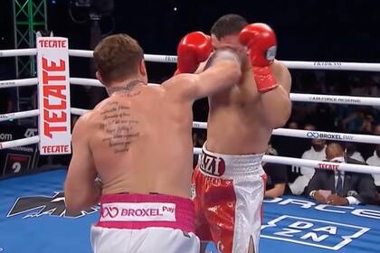 Canelo Álvarez mandó a la lona en el tercer round al turco Yildirim y desde el rincón no lo dejaron salir a pelear en el cuarto