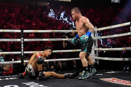 Canelo Alvarez noquea a Jaime Munguia en mayo de 2024, en Las Vegas