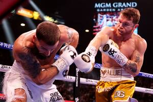 El impresionante KO de Canelo Álvarez en Las Vegas, que apabulló a Plant y logró otro récord