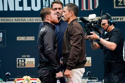 Canelo Alvarez y Gennady Golovkin posan durante la conferencia de prensa antes de la pelea 