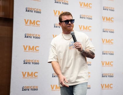 "Canelo" durante una visita a EE.UU. y sus proveedores (Instagram @canelo)