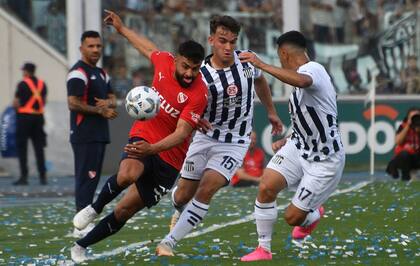 Canelo hizo el primer gol de Independiente para intentar la recuperación, pero el equipo de Tevez se quedó con las manos vacías en su visita a Córdoba