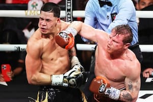 Canelo venció por puntos a Berlanga en una noche donde se lució a pesar de no haber podido noquear
