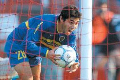 Cángele con pelota y todo, terminó adentro del arco para el tercer gol de Boca, que era más puntero que nunca