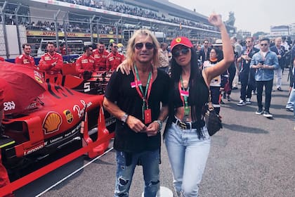 El domingo 27, Claudio y Sofía fueron a ver la Fórmula Uno en México, como invitados de la escudería Ferrari. El lunes, el “Pájaro” mantuvo una reunión de trabajo en un importantísimo club del DF, y después se embarcaron rumbo a Tulum, adonde se van a comprometer (miércoles o jueves, dicen).