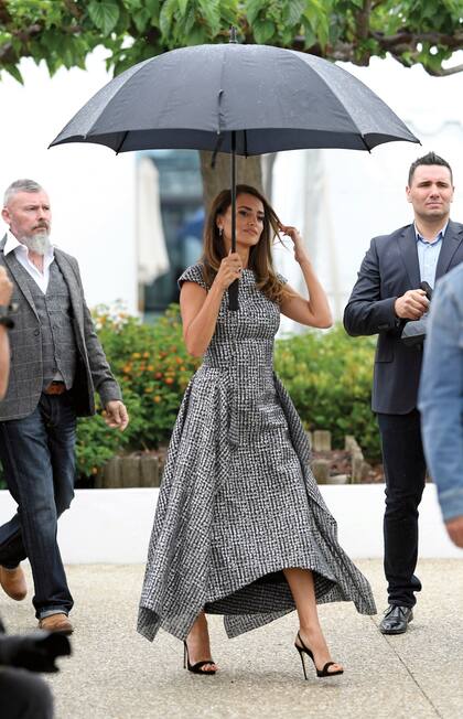 El sábado 18, asistió a la conferencia de prensa de "Dolor y gloria" con un vestido de Chanel de largo midi y sandalias de Giuseppe Zanotti.