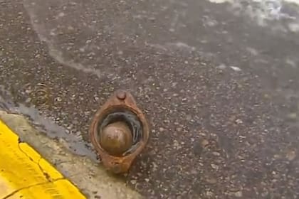 El hidrante que se soltó era nuevo. Quedó tirado a un costado de la vereda y no provocó mayores accidentes