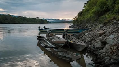 Canoas "peque-peque" en el río Santiago