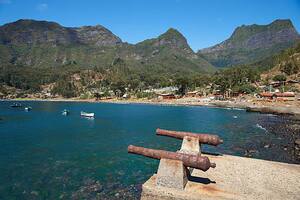 Cañones en la isla Robinson Crusoe, una de las tres islas que conforman el archipiélago Juan Fernández