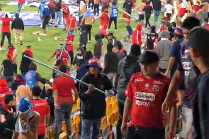 Caños en manos de violentos de Independiente Medellín; los archirrivales se dieron con todo después del 1-0 que coronó a Nacional y que terminó con tribunas vacías en la premiación.