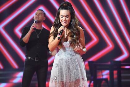 Ángela Leiva y Brian Lanzelotta en el Cantando 2020. El canto garantiza la distancia entre los participantes, una característica imprescindible en tiempos de pandemia.