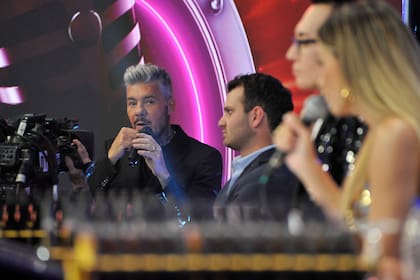 Marcelo Tinelli estuvo al costado del estudio e interactuó un ratito con Flor Peña y con su novia