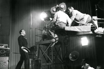 Luz, cámara, acción: Gene Kelly, en medio del rodaje de Cantando bajo la lluvia