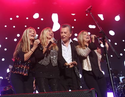 Cantando con las Trillizas de Oro este año, en el Luna Park, en otra de las paradas de su gira despedida