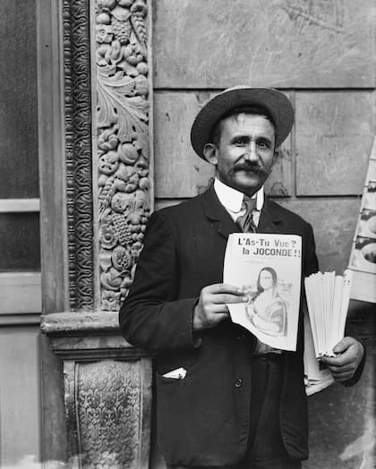 Cantante que ofrece la partitura de "¿La has visto? ¡La Gioconda!", canción satírica sobre el robo de la pintura después de que fuera robada por Vincenzo Peruggia en 1911.