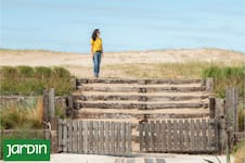 Un diseño en recintos y sin césped funciona como refugio frente al viento marítimo