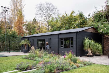 Canteros con diversidada de especies de estilo suelto