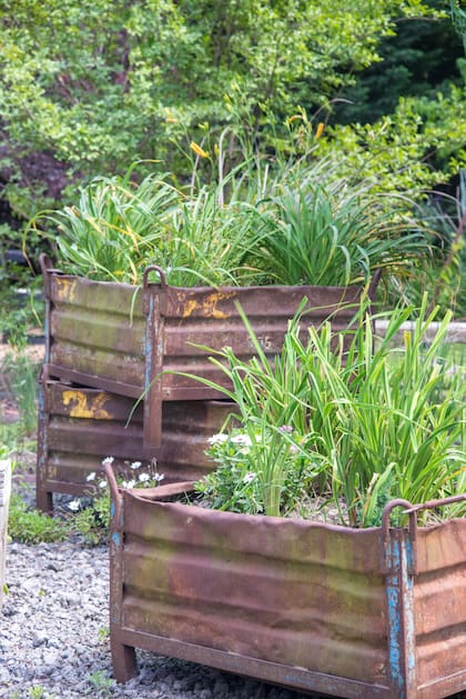 Canteros construidos con materiales reutilizados