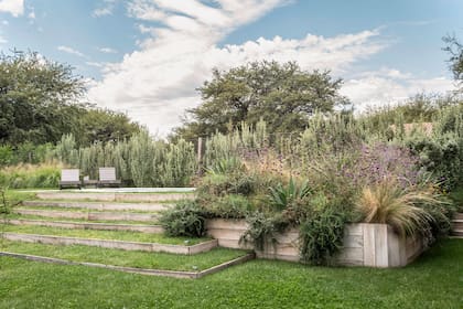 Canteros en altura con una plantación muy suelta y escalones de césped con contenciones de madera. Todo se intervino sin alterar las características propias del lugar y se amalgama con el paisaje pampeano.
Paisajismo: Mariana Perez