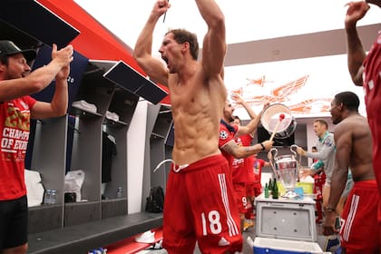 Cánticos al compás de un redoblante en el vestuario de Bayern Munich; la intimidad de la fiesta de los bávaros, que en Lisboa lograron la sexta corona de clubes de Europa