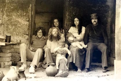 Miguel Cantilo en su casa de Ráquira, Colombia, en 1976, con Piero (izquierda) y su mujer. Miguel y su pareja Silvina tienen en brazos a los gemelos Sufián y Anael