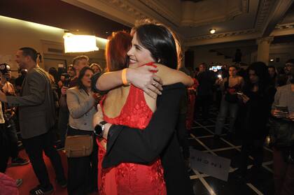 Cantilo se convirtió en el centro de todas las miradas y posó para los fotógrafos rodeada de colegas y amigos del mundo de la música y el cine.