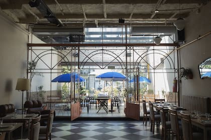 Cantina Recoleta tiene salón principal, terraza semitechada y una carta de impronta casera con cocina a la leña