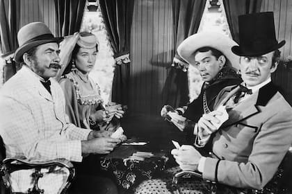 Cantinflas se hizo conocido mundialmente por la película La vuelta al mundo en 80 días, donde actuó con Edmund Lowe, Shirley MacLaine y David Niven