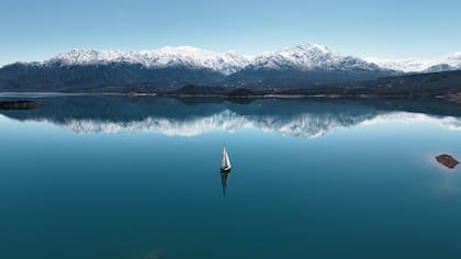 Cantos de Miralago es el único lugar en toda Mendoza en el que el Cordón del Plata se ve reflejado en un espejo de agua impresionante.