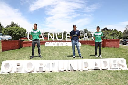 "Cañuelas, tierra de oportunidades", afirman dos grandes letreros en una rotonda de la característica ruta 205; Jeta, Adolfito y Barto son una muestra de eso.