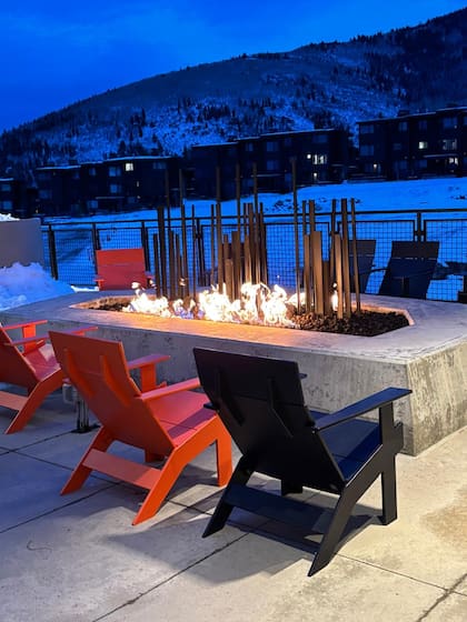 Canyons Village es una de las bases de la montaña y está conformada principalmente por hoteles exclusivos y comercios. Es prácticamente un poblado peatonal, caracterizado por sus plazoletas con fogatas (a gas) al aire libre para resguardarse del frío