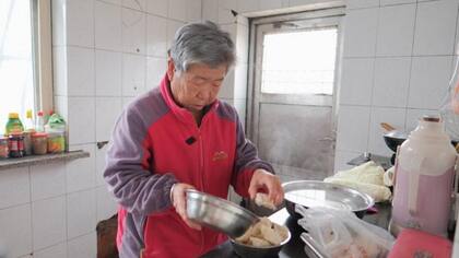 Cao y su esposa dicen que no quieren dejar su pueblo para vivir en la ciudad