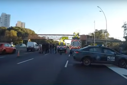 Caos de tránsito en la general Paz, un motociclista perdió el control de su moto, chocó y murió