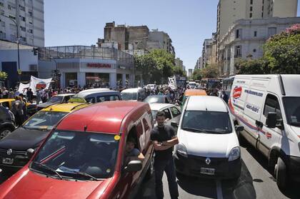 Caos de tránsito por los cortes en la ciudad