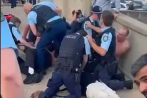 Dos hombres armados matan a nueve personas en una playa