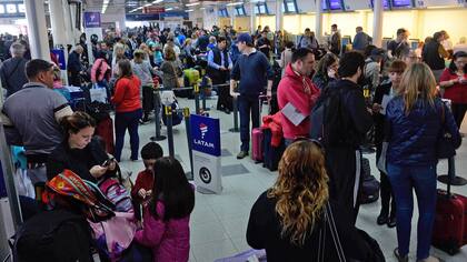 Caos en Aeroparque por los vuelos cancelados