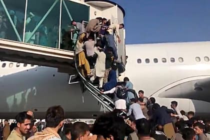 Caos en el aeropuerto de Kabul ante la toma de poder de los Talibanes
